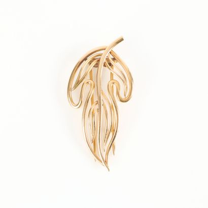 Leaf brooch in openwork gold. 59 mm. 13,28...