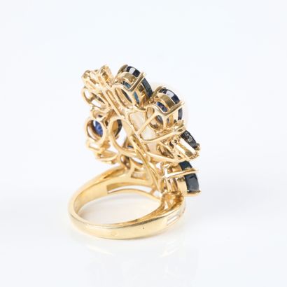 Important gold ring set with a baroque cultured...