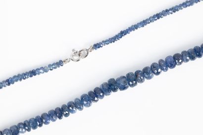 Important necklace of natural sapphires cut...