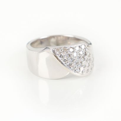 Contemporary white gold crossover ring set...