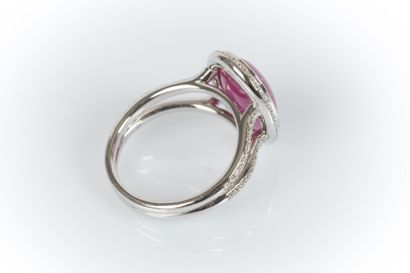 White gold ring set with an oval-cut cabochon...