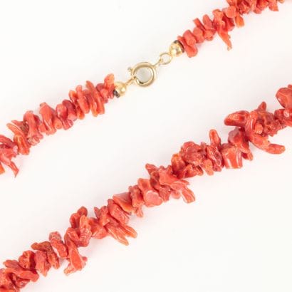 Necklace of coral fragments. 49 cm