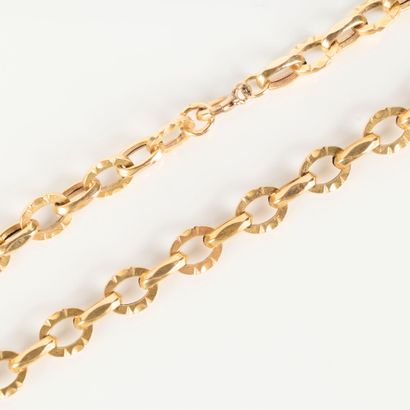 Oval-link gold chain (damaged clasp) Length:...