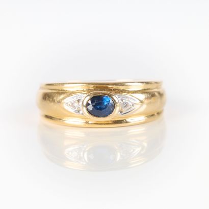 Two-tone gold ring (750‰), adorned with an...