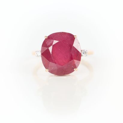 Pink gold ring (750‰) set with a cushion...