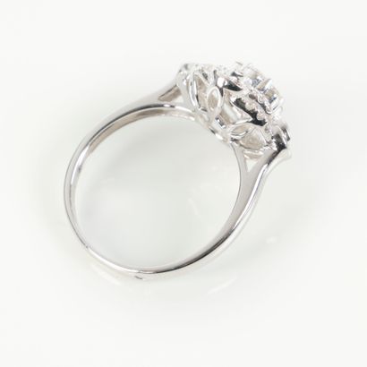 White gold ring (750‰), set with a round...