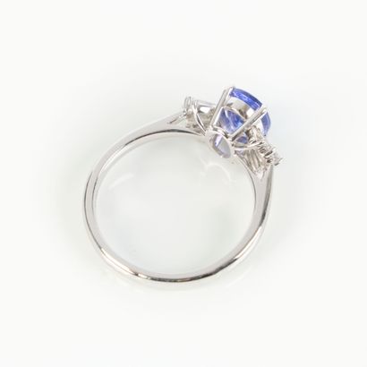 White gold ring (750‰) set with an oval-cut...