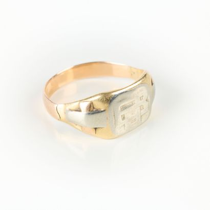 Chevalière in three-tone gold (750‰), figured....