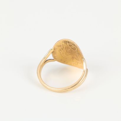 Gold ring set with a gold coin: 10 FF curved....
