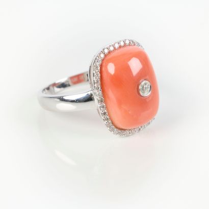 White gold ring (750‰) set with a cabochon...