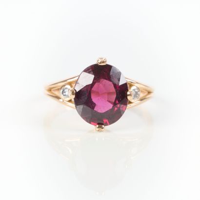 Pink gold ring (750‰) set with an oval-cut...