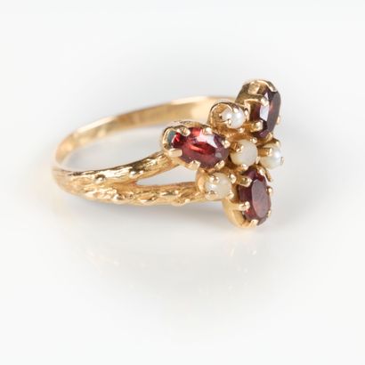 Gold ring set with 3 oval garnets (?) and...