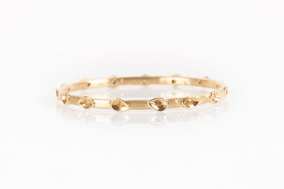Brushed yellow gold (750‰) bangle, set with...