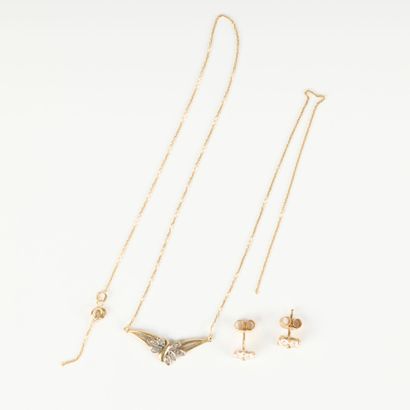 . Lot :
- Two-tone gold necklace with central...