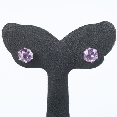 Pair of white gold (750°/) earrings, each...