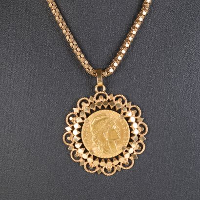 Faceted gold necklace holding a pendant set...