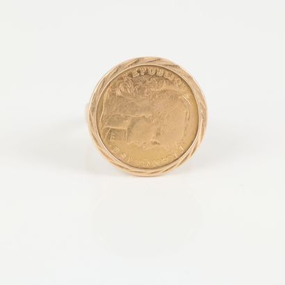 Gold ring set with a gold coin: 10 FF. TDD...