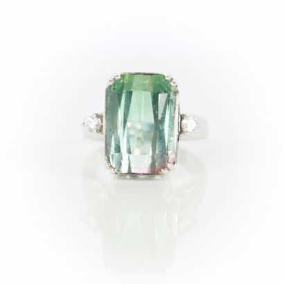 White gold ring (750‰) set with an emerald-cut...