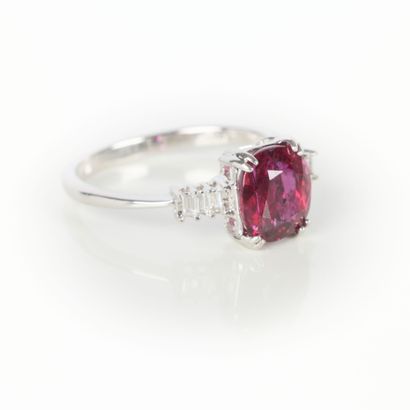 White gold ring (750‰) set with an oval ruby...