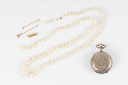 Fallen cultured pearl necklace (to be refastened...