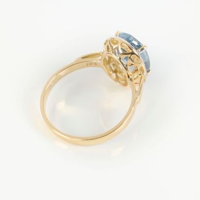 Two-tone gold ring (750‰), set with an oval-cut...