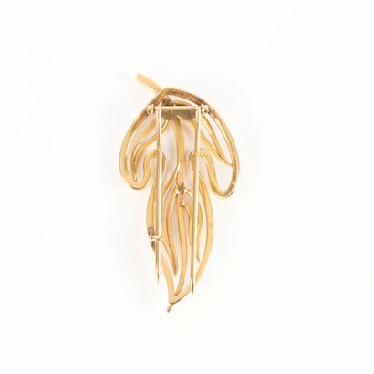 Leaf brooch in openwork gold. 59 mm. 13,28...