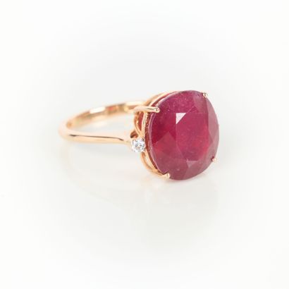 Pink gold ring (750‰) set with a cushion...