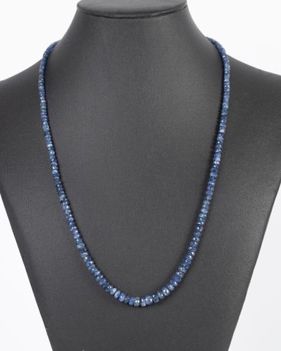 Important necklace of natural sapphires cut...