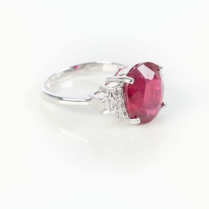 White gold ring (750‰), set with an oval-cut...