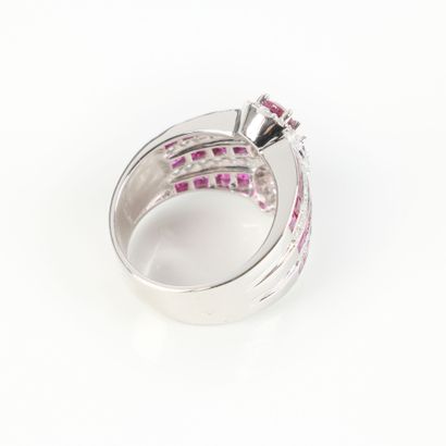 Important white gold (750‰) band ring, set...
