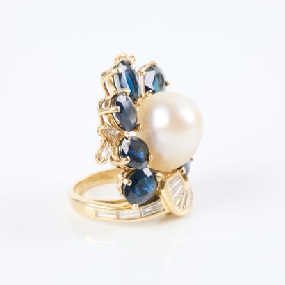 Important gold ring set with a baroque cultured...