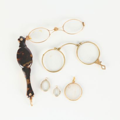 Lot: 
- 3 gold-encircled photo holder pendants....