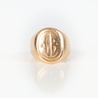 Gold signet ring, engraved LB. 8,46 g . 18...