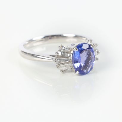 White gold ring (750‰) set with an oval-cut...