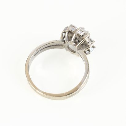 Daisy ring in white gold set with small brilliant-cut...