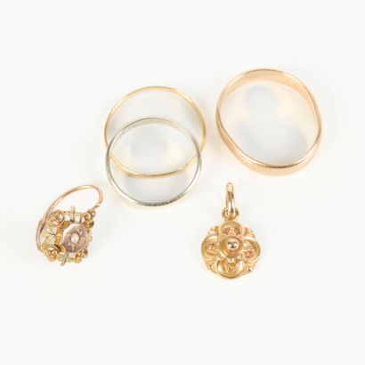 Gold jewelry set: 3 wedding rings, earring,...