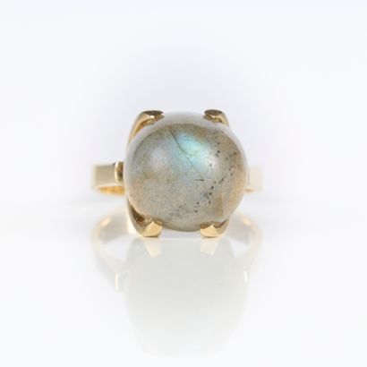 Gold ring (750‰), set with a dome-cut star...