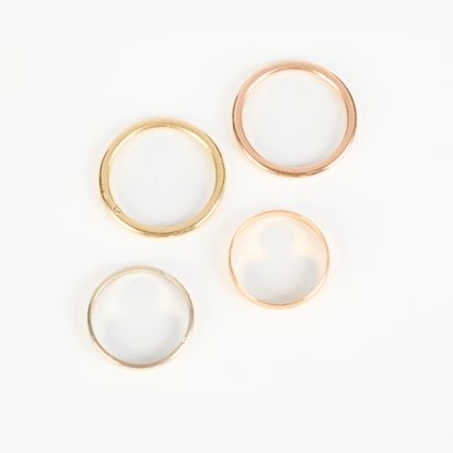 4 gold wedding rings, various sizes and designs....