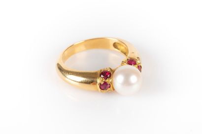 Gold ring (750‰), set with a cultured pearl...