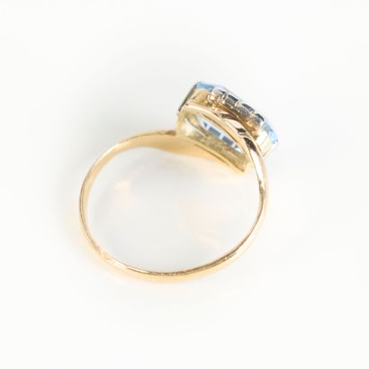 Two-tone gold ring (750‰), set with an emerald-cut...