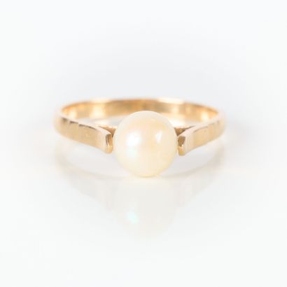 Gold ring set with a cultured pearl (acc.)....