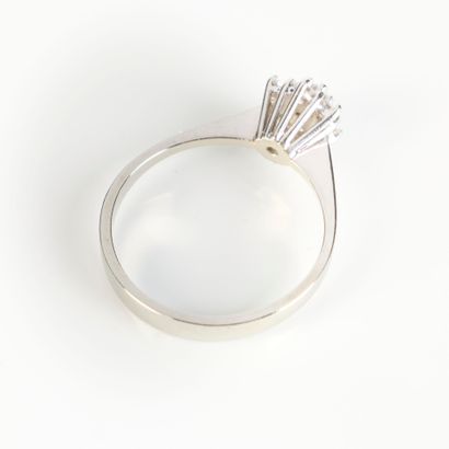 White gold (750‰) daisy ring, set with a...