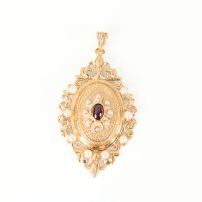 Gold (750‰) medallion pendant, set with a...