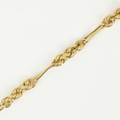 Gold curb chain, alternating twisted and...