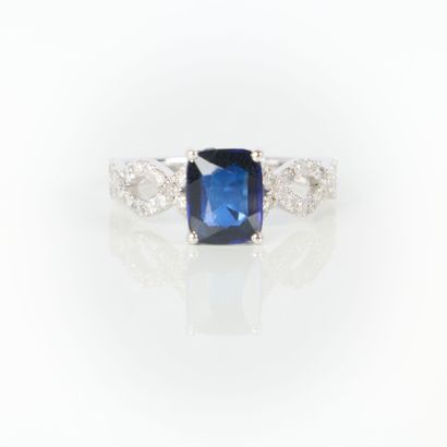 White gold ring (750‰) set with a sapphire...