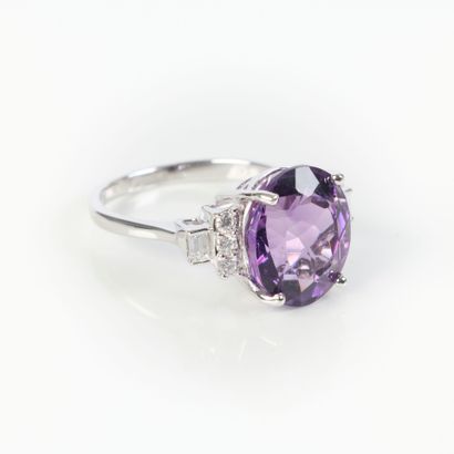 White gold ring (750‰), set with an oval-cut...