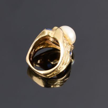 Important contemporary gold ring set with...