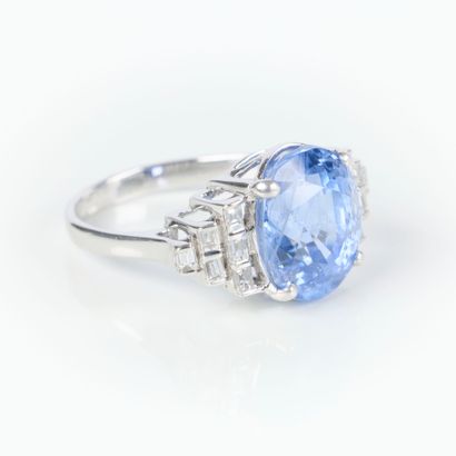 Ring in white gold (750‰), set with an unheated...