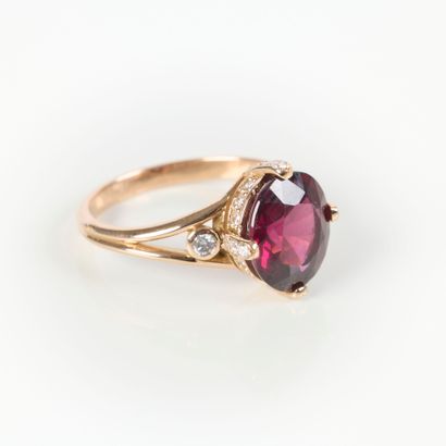 Pink gold ring (750‰) set with an oval-cut...