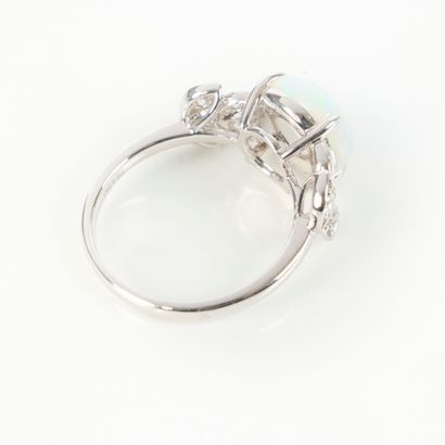 White gold ring (750‰), set with a round-cut...